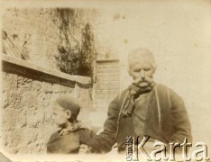 1903, Roguza (?), Polska.
Mężczyzna z dzieckiem.
Fot. NN, zbiory Marii Wielowieyskiej Petrikorich, reprodukcje cyfrowe w Bibliotece Polskiej im. Ignacego Domeyki w Buenos Aires (Biblioteca Polaca Ignacio Domeyko) i w Ośrodku KARTA w Warszawie 



