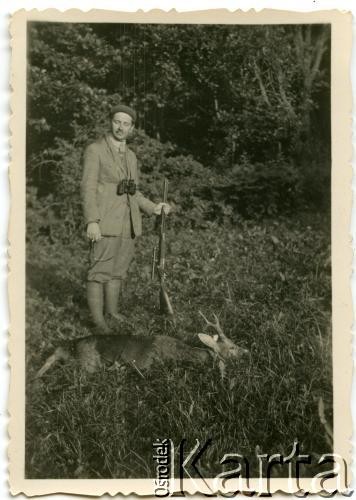 13.08.1928, Drohiczówka, Polska. 
Stanisław z upolowaną sarną.
Fot. NN, zbiory Marii Wielowieyskiej Petrikorich, reprodukcje cyfrowe w Bibliotece Polskiej im. Ignacego Domeyki w Buenos Aires (Biblioteca Polaca Ignacio Domeyko) i w Ośrodku KARTA w Warszawie 



