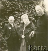 1935, Okno, woj. tarnopolskie, Polska.
Dziadzio J. Wielowieyski i babcia Maria z Dzieduszyckich Cieńska, na spotkaniu z okazji pierwszej rocznicy ślubu Anny i Kazimierza Wielowieyskich  h. Półkozic.
Fot. NN, zbiory Marii Wielowieyskiej Petrikorich, reprodukcje cyfrowe w Bibliotece Polskiej im. Ignacego Domeyki w Buenos Aires (Biblioteca Polaca Ignacio Domeyko) i w Ośrodku KARTA w Warszawie 



