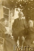 Lata 30., Olejowa, Polska.
Wuj Jan, Ciocia Maria Wielowieyska na ganku w Olejowej.
Fot. NN, zbiory Marii Wielowieyskiej Petrikorich, reprodukcje cyfrowe w Bibliotece Polskiej im. Ignacego Domeyki w Buenos Aires (Biblioteca Polaca Ignacio Domeyko) i w Ośrodku KARTA w Warszawie 




