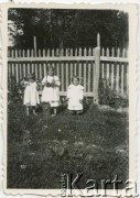 17.09.1928, Huta Dubanowiczowska, Polska.
Dziewczynki Dubanowiczówne. 
Fot. NN, zbiory Marii Wielowieyskiej Petrikorich, reprodukcje cyfrowe w Bibliotece Polskiej im. Ignacego Domeyki w Buenos Aires (Biblioteca Polaca Ignacio Domeyko) i w Ośrodku KARTA w Warszawie 



