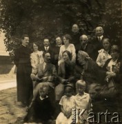 1935, Drohiczówka, Polska. 
Rodzina Cieńskich i Wielowieyskich - spotkanie z okazji pierwszej rocznicy ślubu Anny i Kazimierza Wielowieyskich. Na zdjęciu m.in. siedzą od lewej: Kazimierz Wielowieyski,  Anna Wielowieyska, Maria z Dzieduszyckich Cieńska (matka Anny); stoi ksiądz Jan Cieński.
Fot. NN, zbiory Marii Wielowieyskiej Petrikorich, reprodukcje cyfrowe w Bibliotece Polskiej im. Ignacego Domeyki w Buenos Aires (Biblioteca Polaca Ignacio Domeyko) i w Ośrodku KARTA w Warszawie 



