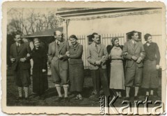 Luty 1939, Pełkinie, Polska.
Chłopcy Czartoryscy z żonami.
Fot. NN, zbiory Marii Wielowieyskiej Petrikorich, reprodukcje cyfrowe w Bibliotece Polskiej im. Ignacego Domeyki w Buenos Aires (Biblioteca Polaca Ignacio Domeyko) i w Ośrodku KARTA w Warszawie 



