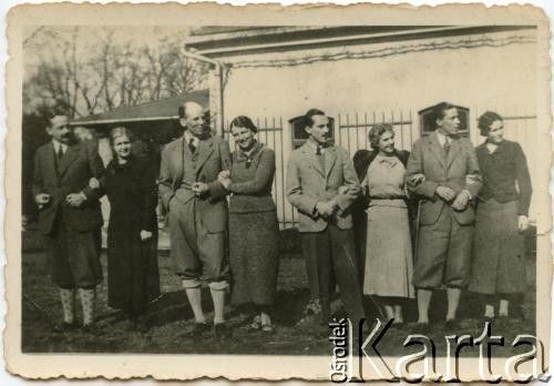 Luty 1939, Pełkinie, Polska.
Chłopcy Czartoryscy z żonami.
Fot. NN, zbiory Marii Wielowieyskiej Petrikorich, reprodukcje cyfrowe w Bibliotece Polskiej im. Ignacego Domeyki w Buenos Aires (Biblioteca Polaca Ignacio Domeyko) i w Ośrodku KARTA w Warszawie 



