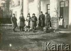 1938, Huta Pieniacka, Polska.
Huta przed polowaniem. Od lewej: Edward  Dubanowicz, Stanisław Cieński, Maryla Cieńska, Anna Wielowiejska, Piotr Czartoryski, Kazimierz Wielowieyski. 
Fot. NN, zbiory Marii Wielowieyskiej Petrikorich, reprodukcje cyfrowe w Bibliotece Polskiej im. Ignacego Domeyki w Buenos Aires (Biblioteca Polaca Ignacio Domeyko) i w Ośrodku KARTA w Warszawie 



