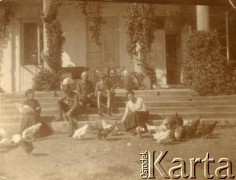 Wrzesień 1918, Olejowa, Polska.
Ciocia Maria, Kazimierz Wielowieyski, Wuj Jan, Ludomir, Panna Dardoń.
Fot. NN, zbiory Marii Wielowieyskiej Petrikorich, reprodukcje cyfrowe w Bibliotece Polskiej im. Ignacego Domeyki w Buenos Aires (Biblioteca Polaca Ignacio Domeyko) i w Ośrodku KARTA w Warszawie 



