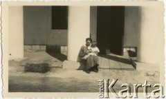 Wrzesień 1928, Huta Dubanowiczowska, Polska.
Magdalena Dubanowiczówna na schodach domu. 
Fot. NN, zbiory Marii Wielowieyskiej Petrikorich, reprodukcje cyfrowe w Bibliotece Polskiej im. Ignacego Domeyki w Buenos Aires (Biblioteca Polaca Ignacio Domeyko) i w Ośrodku KARTA w Warszawie 



