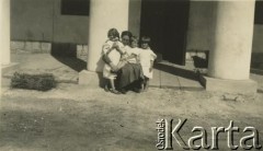 1928, Huta Pieniacka, pow. Brody,  woj. tarnopolskie, Polska. 
Siostry Zofia i Maria Wielowieyskie z Magdaleną Dubanowiczówną.
Fot. NN, zbiory Marii Wielowieyskiej Petrikorich, reprodukcje cyfrowe w Bibliotece Polskiej im. Ignacego Domeyki w Buenos Aires (Biblioteca Polaca Ignacio Domeyko) i w Ośrodku KARTA w Warszawie 



