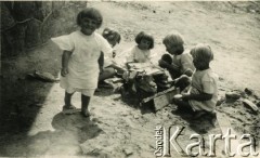 Wrzesień 1928, Huta, pow. Brody, woj. tarnopolskie, Polska.
Maria, Czesława, Klima, Maria Pruszyńskie i Zofia Dubanowiczówna podczas zabawy.
Fot. NN, zbiory Marii Wielowieyskiej Petrikorich, reprodukcje cyfrowe w Bibliotece Polskiej im. Ignacego Domeyki w Buenos Aires (Biblioteca Polaca Ignacio Domeyko) i w Ośrodku KARTA w Warszawie 



