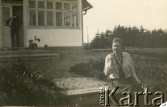 Lata 20., Okno, woj. tarnopolskie, Polska.
Anna Cieńska (późniejsza Wielowieyska).
Fot. NN, zbiory Marii Wielowieyskiej Petrikorich, reprodukcje cyfrowe w Bibliotece Polskiej im. Ignacego Domeyki w Buenos Aires (Biblioteca Polaca Ignacio Domeyko) i w Ośrodku KARTA w Warszawie 




