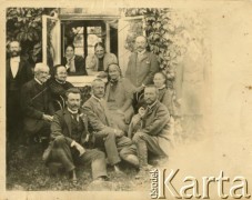 1910, Okno, woj. tarnopolskie, Polska.
U dołu: Józef Cieński, Adolf Cieński i Tadeusz Cieński.
Fot. NN, zbiory Marii Wielowieyskiej Petrikorich, reprodukcje cyfrowe w Bibliotece Polskiej im. Ignacego Domeyki w Buenos Aires (Biblioteca Polaca Ignacio Domeyko) i w Ośrodku KARTA w Warszawie 



