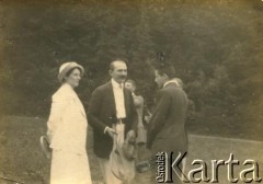 1918, Okno, woj. tarnopolskie, Polska.
Róża i Paweł Dzieduszyccy.
Fot. NN, zbiory Marii Wielowieyskiej Petrikorich, reprodukcje cyfrowe w Bibliotece Polskiej im. Ignacego Domeyki w Buenos Aires (Biblioteca Polaca Ignacio Domeyko) i w Ośrodku KARTA w Warszawie 



