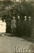 1938, Okno, woj. tarnopolskie, Polska.
Janina, Aniela Cieńska, Ewa Cieńska, Jerzy Fedorowicz z Okna, Jan Cieński z Okna, Włodziemierz Cieński, Witold Cieński z Bukówny.
Fot. NN, zbiory Marii Wielowieyskiej Petrikorich, reprodukcje cyfrowe w Bibliotece Polskiej im. Ignacego Domeyki w Buenos Aires (Biblioteca Polaca Ignacio Domeyko) i w Ośrodku KARTA w Warszawie 



