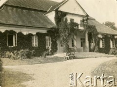 1905, Okno, woj. tarnopolskie, Polska.
Dwór.
Fot. NN, zbiory Marii Wielowieyskiej Petrikorich, reprodukcje cyfrowe w Bibliotece Polskiej im. Ignacego Domeyki w Buenos Aires (Biblioteca Polaca Ignacio Domeyko) i w Ośrodku KARTA w Warszawie 



