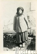 Lata 30., Okno, woj. tarnopolskie, Polska.
Chłopka.
Fot. NN, zbiory Marii Wielowieyskiej Petrikorich, reprodukcje cyfrowe w Bibliotece Polskiej im. Ignacego Domeyki w Buenos Aires (Biblioteca Polaca Ignacio Domeyko) i w Ośrodku KARTA w Warszawie 



