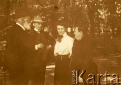 1906, Zarzecze, Lwów.
Tadeusz, Antoni i Róża Dzieduszyccy. Mirosława Szeneberowa (?).
Fot. NN, zbiory Marii Wielowieyskiej Petrikorich, reprodukcje cyfrowe w Bibliotece Polskiej im. Ignacego Domeyki w Buenos Aires (Biblioteca Polaca Ignacio Domeyko) i w Ośrodku KARTA w Warszawie 



