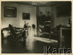 1912, Drohiczówka, woj.tarnopolskie, Polska.
Taduesz Celestyn Cieński (ur. 6 kwietnia 1856 w Oknie, koło Horodenki, zm. 3 listopada 1925 we Lwowie), polityk galicyjski. W latach (1902-1918) był posłem do sejmu galicyjskiego. W latach (1908-1918) członek Rady Narodowej, związany z ugrupowaniami prawicowymi Galicji. Od 1914 członek NKN, Członek Klubu Centrum, członek Klubu Chrześcijańsko-Narodowego. 
Fot. NN, zbiory Marii Wielowieyskiej Petrikorich, reprodukcje cyfrowe w Bibliotece Polskiej im. Ignacego Domeyki w Buenos Aires (Biblioteca Polaca Ignacio Domeyko) i w Ośrodku KARTA w Warszawie 



