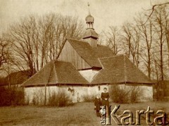 1905, Drohiczówka, woj.tarnopolskie, Polska.
Przed kościołem.
Fot. NN, zbiory Marii Wielowieyskiej Petrikorich, reprodukcje cyfrowe w Bibliotece Polskiej im. Ignacego Domeyki w Buenos Aires (Biblioteca Polaca Ignacio Domeyko) i w Ośrodku KARTA w Warszawie 



