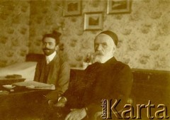 1905, Drohiczówka, woj.tarnopolskie, Polska.
Z prawej Tadeusz i Paweł Dzieduszyccy.Tadeusz Dzieduszycki (1841-1918) II Ordynat - s. Kazimierza i Róży z Matkowskich. Tadeusz pracował w administracji państwowej w Galicji (m.in. jako starosta w Zaleszczykach) i w ministerstwie spraw wewnętrznych w Wiedniu. Zasiadał w Galicyjskim Sejmie Krajowym. Ojciec Pawła, Włodzimierza, Stanisława i Kazimierza oraz Róży, Klementyny i Marii (Grabińska). Paweł Dzieduszycki (1881-1951) III Ordynat - s. Tadeusza i Anny Dzieduszyckich. późnieszy  prefekt kleryków w Kolegium Jezuickim w Krakowie.
Fot. NN, zbiory Marii Wielowieyskiej Petrikorich, reprodukcje cyfrowe w Bibliotece Polskiej im. Ignacego Domeyki w Buenos Aires (Biblioteca Polaca Ignacio Domeyko) i w Ośrodku KARTA w Warszawie 



