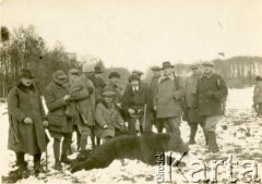 Dwudziestolecie, Drohiczówka, Polska.
Polowanie.
Fot. NN, zbiory Marii Wielowieyskiej Petrikorich, reprodukcje cyfrowe w Bibliotece Polskiej im. Ignacego Domeyki w Buenos Aires (Biblioteca Polaca Ignacio Domeyko) i w Ośrodku KARTA w Warszawie 



