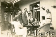 1938, Pieniaki, woj.tarnopolskie, Polska.
Ludomir Cieński i Stanisław Cieński, w środku siedzi przy stole Maryla Cieńska, stoi zwrócona w stronę aparatu Anna Cieńska, tyłem po prawej stronie siedzi  Pani Jabłonowska.
Fot. NN, zbiory Marii Wielowieyskiej Petrikorich, reprodukcje cyfrowe w Bibliotece Polskiej im. Ignacego Domeyki w Buenos Aires (Biblioteca Polaca Ignacio Domeyko) i w Oorodku KARTA w Warszawie 



