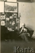 13.03.1929, Lwów, Polska.
Ciotka Wanda Leszczyńska w pokoju Anny Cieńskiej przy ulicy Sykstuskiej.
Fot. NN, zbiory Marii Wielowieyskiej Petrikorich, reprodukcje cyfrowe w Bibliotece Polskiej im. Ignacego Domeyki w Buenos Aires (Biblioteca Polaca Ignacio Domeyko) i w Oorodku KARTA w Warszawie 



