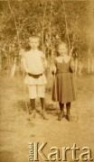 1917, Petkinie, woj.tarnopolskie, Polska.
Jan i Anna Cieńscy.
Fot. NN, zbiory Marii Wielowieyskiej Petrikorich, reprodukcje cyfrowe w Bibliotece Polskiej im. Ignacego Domeyki w Buenos Aires (Biblioteca Polaca Ignacio Domeyko) i w Ośrodku KARTA w Warszawie 



