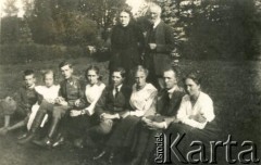 1918, Okno, woj. tarnopolskie, Polska.
Portret rodzinny Cieńskich.
Fot. NN, zbiory Marii Wielowieyskiej Petrikorich, reprodukcje cyfrowe w Bibliotece Polskiej im. Ignacego Domeyki w Buenos Aires (Biblioteca Polaca Ignacio Domeyko) i w Ośrodku KARTA w Warszawie 



