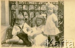 Początek XX wieku, okolice Horodenki, woj.tarnopolskie, Polska.
Dzieci Czartoryskich: od lewej Antoni, Jadwiga i Teresa.
Fot. NN, zbiory Marii Wielowieyskiej Petrikorich, reprodukcje cyfrowe w Bibliotece Polskiej im. Ignacego Domeyki w Buenos Aires (Biblioteca Polaca Ignacio Domeyko) i w Ośrodku KARTA w Warszawie 



