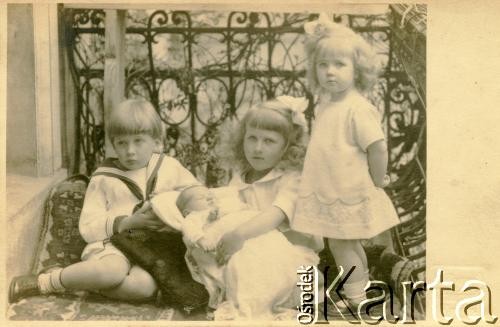 Początek XX wieku, okolice Horodenki, woj.tarnopolskie, Polska.
Dzieci Czartoryskich: od lewej Antoni, Jadwiga i Teresa.
Fot. NN, zbiory Marii Wielowieyskiej Petrikorich, reprodukcje cyfrowe w Bibliotece Polskiej im. Ignacego Domeyki w Buenos Aires (Biblioteca Polaca Ignacio Domeyko) i w Ośrodku KARTA w Warszawie 



