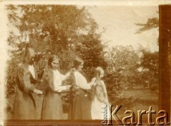 1918, Okno, woj.tarnopolskie, Polska.
Klima, Magdalena, Jadwiga i Anna Cieńskie.
Fot. NN, zbiory Marii Wielowieyskiej Petrikorich, reprodukcje cyfrowe w Bibliotece Polskiej im. Ignacego Domeyki w Buenos Aires (Biblioteca Polaca Ignacio Domeyko) i w Ośrodku KARTA w Warszawie 



