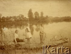 1918, okolice Okna, woj.tarnopolskie, Polska.
Jadwiga, Anna i Jan Cieńscy podczas łapania ryb.
Fot. NN, zbiory Marii Wielowieyskiej Petrikorich, reprodukcje cyfrowe w Bibliotece Polskiej im. Ignacego Domeyki w Buenos Aires (Biblioteca Polaca Ignacio Domeyko) i w Ośrodku KARTA w Warszawie 



