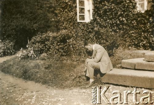 Lata 20., Olejowa, Polska.
Kazimierz Wielowieyski na schodach ganku w Olejowej.
Fot. NN, zbiory Marii Wielowieyskiej Petrikorich, reprodukcje cyfrowe w Bibliotece Polskiej im. Ignacego Domeyki w Buenos Aires (Biblioteca Polaca Ignacio Domeyko) i w Ośrodku KARTA w Warszawie 



