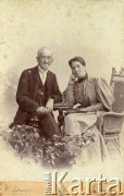 1895, Lwów, Polska.
Ludomir Cieński z żoną Magdaleną Cieńską z d.Jordan. Ludomir Cieński herbu Pomian (ur. 22 sierpnia 1822 w Oknie, zm. 21 lutego 1917) – polski polityk, ziemianin. Byli rodzicami: Leszka Cieńskiego(1851-1913), Spytka Stanisława Cieńskiego (1849-1920) Tadeusza Cieńskiego (1856-1925) i Adolfa Cieńskiego (1853-1960).
Fot. NN, zbiory Marii Wielowieyskiej Petrikorich, reprodukcje cyfrowe w Bibliotece Polskiej im. Ignacego Domeyki w Buenos Aires (Biblioteca Polaca Ignacio Domeyko) i w Ośrodku KARTA w Warszawie 



