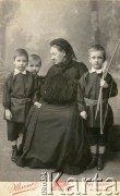 1905, Lwów, Polska.
Włodzimierzowa Dzieduszycka z wnukami: Stanisławem, Ludomirem i Włodzimierzem Cieńskimi.
Fot. NN, zbiory Marii Wielowieyskiej Petrikorich, reprodukcje cyfrowe w Bibliotece Polskiej im. Ignacego Domeyki w Buenos Aires (Biblioteca Polaca Ignacio Domeyko) i w Ośrodku KARTA w Warszawie 



