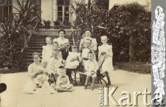 1906, Pieniaki, woj. tarnopolskie, Polska.
Portert zbiorowy rodziny Cieńskich. Zespół pałacowo-ogrodowy w Pieniakach.
Fot. NN, zbiory Marii Wielowieyskiej Petrikorich, reprodukcje cyfrowe w Bibliotece Polskiej im. Ignacego Domeyki w Buenos Aires (Biblioteca Polaca Ignacio Domeyko) i w Ośrodku KARTA w Warszawie 



