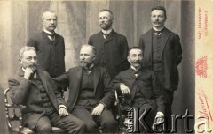 Przed 1918, Lwów, Polska.
Stoją: Józef, Tadeusz, Adolf Cieńscy oraz Stanisław, Kazimierz i Leszek Cieńscy u dołu siedzą.
Fot. NN, zbiory Marii Wielowieyskiej Petrikorich, reprodukcje cyfrowe w Bibliotece Polskiej im. Ignacego Domeyki w Buenos Aires (Biblioteca Polaca Ignacio Domeyko) i w Ośrodku KARTA w Warszawie 



