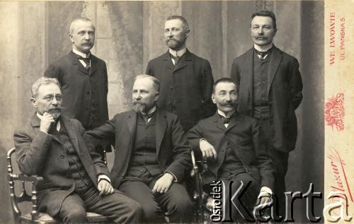 Przed 1918, Lwów, Polska.
Stoją: Józef, Tadeusz, Adolf Cieńscy oraz Stanisław, Kazimierz i Leszek Cieńscy u dołu siedzą.
Fot. NN, zbiory Marii Wielowieyskiej Petrikorich, reprodukcje cyfrowe w Bibliotece Polskiej im. Ignacego Domeyki w Buenos Aires (Biblioteca Polaca Ignacio Domeyko) i w Ośrodku KARTA w Warszawie 



