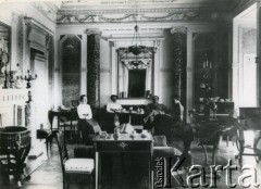 1911, Pieniaki, woj. tarnopolskie, Polska.
Salonik mozaikowy. Magdalena Cieńska, Marria Krasińska, Jan Szembek, Kazimierz Czartoryski.
Fot. NN, zbiory Marii Wielowieyskiej Petrikorich, reprodukcje cyfrowe w Bibliotece Polskiej im. Ignacego Domeyki w Buenos Aires (Biblioteca Polaca Ignacio Domeyko) i w Ośrodku KARTA w Warszawie 



