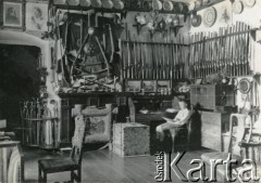 1911, Pieniaki, woj. tarnopolskie, Polska.
Ludomir w pokoju tatusia.
Fot. NN, zbiory Marii Wielowieyskiej Petrikorich, reprodukcje cyfrowe w Bibliotece Polskiej im. Ignacego Domeyki w Buenos Aires (Biblioteca Polaca Ignacio Domeyko) i w Ośrodku KARTA w Warszawie 



