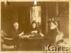 1904, Poturzyca, Polska.
Włodzimierzowa Dzieduszycka, Tadeusz Dzieduszycki, Stanisław Małkowski w siedzibie Dzieduszyckich.
Fot. NN, zbiory Marii Wielowieyskiej Petrikorich, reprodukcje cyfrowe w Bibliotece Polskiej im. Ignacego Domeyki w Buenos Aires (Biblioteca Polaca Ignacio Domeyko) i w Ośrodku KARTA w Warszawie 



