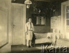 1907, woj. tarnopolskie, Polska.
Hucuł. 
Fot. NN, zbiory Marii Wielowieyskiej Petrikorich, reprodukcje cyfrowe w Bibliotece Polskiej im. Ignacego Domeyki w Buenos Aires (Biblioteca Polaca Ignacio Domeyko) i w Ośrodku KARTA w Warszawie 



