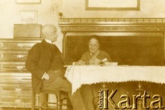 1932, Olejowa, Polska.
Ciocia Maria i stryj Adolf Cieński w salonie.
Fot. NN, zbiory Marii Wielowieyskiej Petrikorich, reprodukcje cyfrowe w Bibliotece Polskiej im. Ignacego Domeyki w Buenos Aires (Biblioteca Polaca Ignacio Domeyko) i w Ośrodku KARTA w Warszawie 



