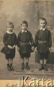 Zima 1905, Lwów, Polska.
Ludomir, Stanisław i Włodzimierz Cieńscy.
Fot. NN, zbiory Marii Wielowieyskiej Petrikorich, reprodukcje cyfrowe w Bibliotece Polskiej im. Ignacego Domeyki w Buenos Aires (Biblioteca Polaca Ignacio Domeyko) i w Ośrodku KARTA w Warszawie 



