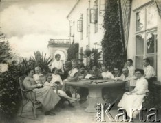 1911, Pieniaki, woj. tarnopolskie, Polska.
Na tarasie rodzina Cieńskich.
Fot. NN, zbiory Marii Wielowieyskiej Petrikorich, reprodukcje cyfrowe w Bibliotece Polskiej im. Ignacego Domeyki w Buenos Aires (Biblioteca Polaca Ignacio Domeyko) i w Ośrodku KARTA w Warszawie 



