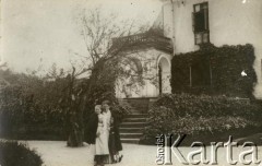 1911, Pieniaki, woj. tarnopolskie, Polska.
Magdalena, mamusia i Jadwigaa Cieńskie z Cieni herbu Pomian.
Fot. NN, zbiory Marii Wielowieyskiej Petrikorich, reprodukcje cyfrowe w Bibliotece Polskiej im. Ignacego Domeyki w Buenos Aires (Biblioteca Polaca Ignacio Domeyko) i w Ośrodku KARTA w Warszawie 



