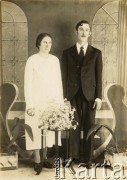 Lata 30., Apostoles, Misiones, Argentyna.
Zdjęcie ślubne Agaty Szeliga i Jose Kucy.
Fot. NN, zbiory Asociación Polaca de Posadas, udostępniła Fabiana Śniechowski, reprodukcje cyfrowe w Bibliotece Polskiej im. Ignacego Domeyki w Buenos Aires (Biblioteca Polaca Ignacio Domeyko) i w Ośrodku KARTA w Warszawie 



