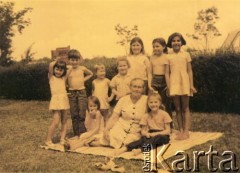 1965, Apostoles, Misiones, Argentyna.
Bronislawa Kruchowski de Szychowski z dziećmi.
Obok siedzi Virginia (po lewej) ztyłu za nią Liliana i Monica.
Fot. NN, zbiory Asociación Polaca de Posadas, udostępniła Fabiana Śniechowski, reprodukcje cyfrowe w Bibliotece Polskiej im. Ignacego Domeyki w Buenos Aires (Biblioteca Polaca Ignacio Domeyko) i w Ośrodku KARTA w Warszawie 



