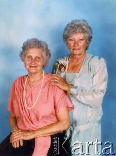 Lata 90., Cachuera, Misiones, Argentyna.
Córki Juana Szychowskiego Carola i Enrriqueta. 
Fot. NN, zbiory Asociación Polaca de Posadas, udostępniła Fabiana Śniechowski, reprodukcje cyfrowe w Bibliotece Polskiej im. Ignacego Domeyki w Buenos Aires (Biblioteca Polaca Ignacio Domeyko) i w Ośrodku KARTA w Warszawie 



