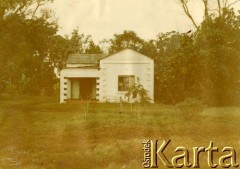 Lata 50., Apostoles, Misiones, Argentyna.
Dom rodzinny Agaty Kucy. 
Fot. NN, zbiory Asociación Polaca de Posadas, udostępniła Fabiana Śniechowski, reprodukcje cyfrowe w Bibliotece Polskiej im. Ignacego Domeyki w Buenos Aires (Biblioteca Polaca Ignacio Domeyko) i w Ośrodku KARTA w Warszawie 



